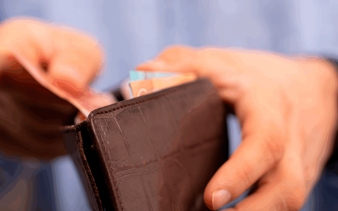 Primeira parcela do 13º salário deve ser paga até sexta (28)